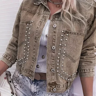 Jaqueta jeans elegante com tachas, botões e bolsos.