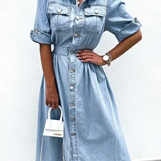 Vestido camisa elegante plus size com botões, mangas que podem ser dobradas e detalhe de bolso.
