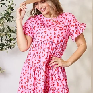 Vestido boho chic com mangas curtas bufantes e design em camadas com babados – perfeito para qualquer ocasião.