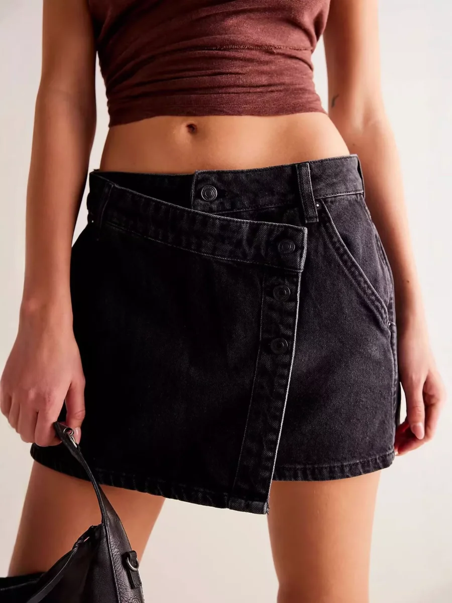 Saia-calça assimétrica de luxo em denim com botões frontais e bolsos - elegante mistura de algodão.