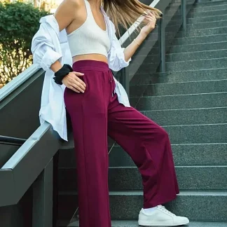 Calça pantalona com cordão e bolsos, tamanho único.