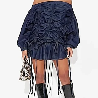 Vestido jeans elegante com ombros à mostra, design franzido e detalhes com babados.