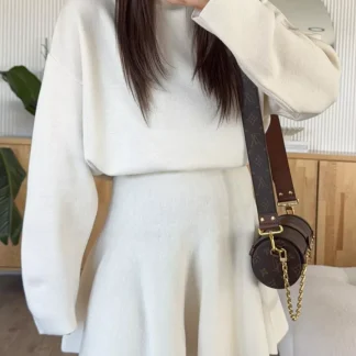 Vestido curto de malha com gola redonda e mangas compridas
