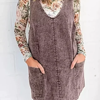 Vestido jardineira em denim com lavagem vintage - Estilo clássico, 71.5% algodão, peça essencial e atemporal para o guarda-roupa.