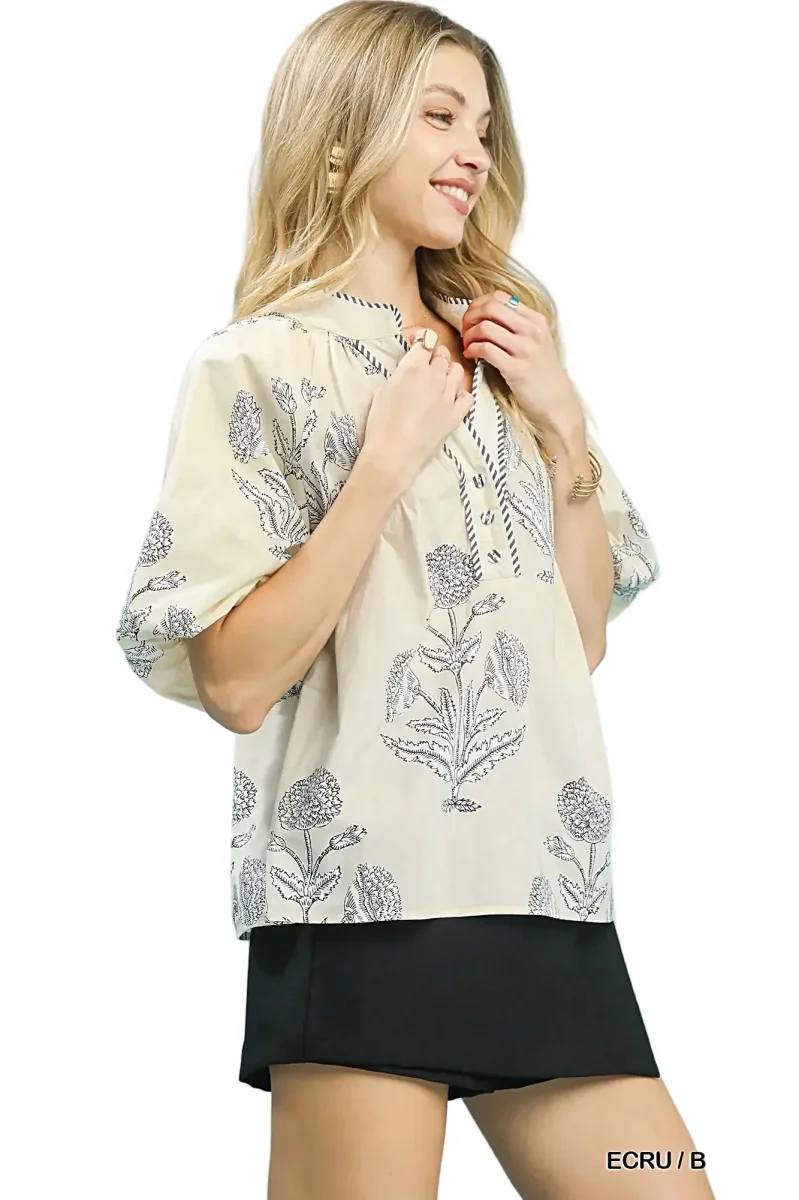 Blusa elegante com estampa floral, decote em V, detalhes listrados e mangas bufantes para um estilo casual chique. - Image 3