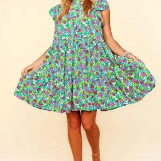 Vestido elegante com gola alta floral, mangas bufantes com babados e design em camadas.
