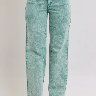 Calça jeans Judy Blue Plus Size, cintura alta, tingida em peça e com barra desfiada.