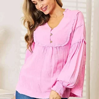 Blusa Chic Double Take com costura aparente e decote em V, 100% algodão, para uma elegância descomplicada.