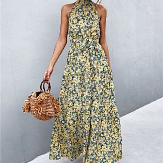 Vestido longo grego com estampa floral de bolinhas, cintura marcada e design sem mangas.