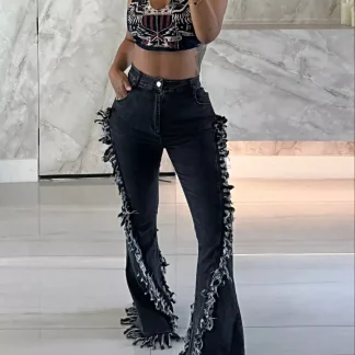 Calça jeans com acabamento desfiado - Cintura alta e modelagem flare com barra desfiada e bolsos.