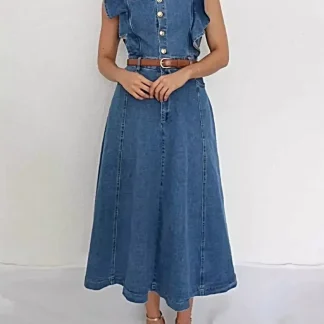 Vestido elegante em jeans com babados, fechamento frontal por botões, cinto na cintura e sem elasticidade.
