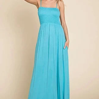 Vestido longo elegante com alças e detalhes franzidos, bolsos - Caimento favorecedor e estilo fluido.
