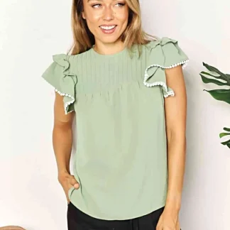 Blusa elegante com mangas esvoaçantes, detalhe plissado e decote redondo - Blusa casual lisa