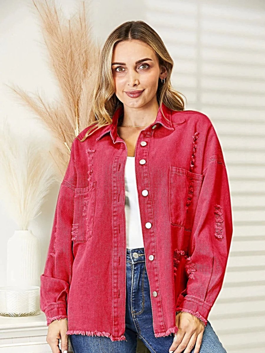 Jaqueta jeans desgastada com barra desfiada, fechamento por botões e modelagem relaxada. - Image 8
