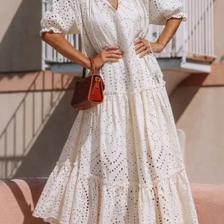 Vestido em camadas com decote em V e meia manga