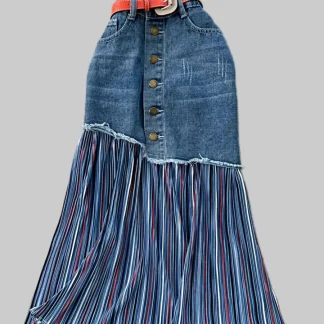 Saia plus size listrada com patchwork, design assimétrico e barra desfiada para um estilo descomplicado.