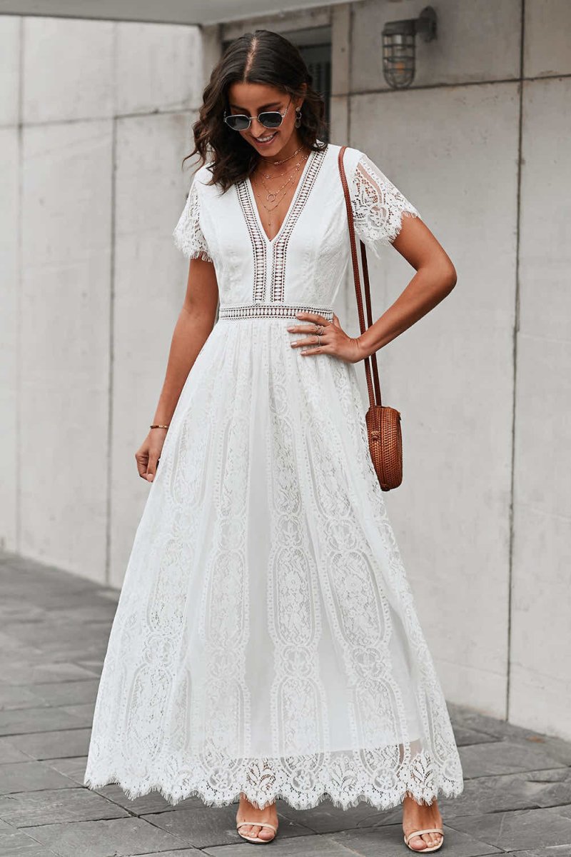 Vestido de renda com decote profundo e acabamento recortado - Image 5