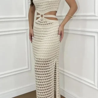 Vestido de malha com decote redondo e fenda lateral