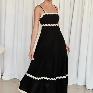 Vestido longo elegante com alças finas em tecido opaco luxuoso – perfeito para eventos de verão.