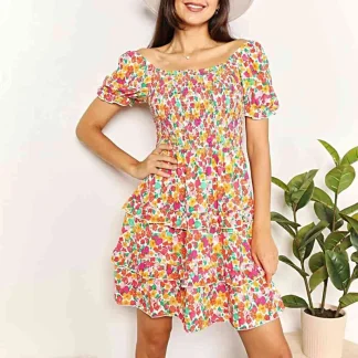 Vestido curto floral com decote coração e mangas bufantes com detalhes franzidos - Elegância sem esforço