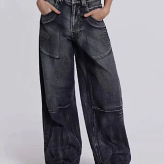 Calça jeans vintage de perna larga com detalhes de tachas e bolsos - 85% algodão para maior conforto.