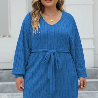Vestido suéter plus size com nervuras e amarração frontal e manga comprida