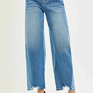 Calça jeans plus size moderna, estilo slouchy, com lavagem contrastante e comprimento cropped.