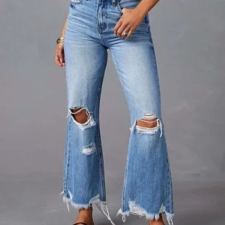 Calça jeans flare com barra desfiada e efeito desgastado