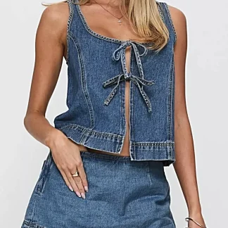 Look casual de verão: conjunto de regata e saia jeans com amarração frontal para um estilo descomplicado.