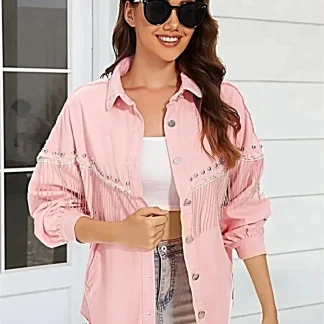 Jaqueta jeans estilosa com franjas, barra desfiada, fechamento por botões e detalhes de bolsos.