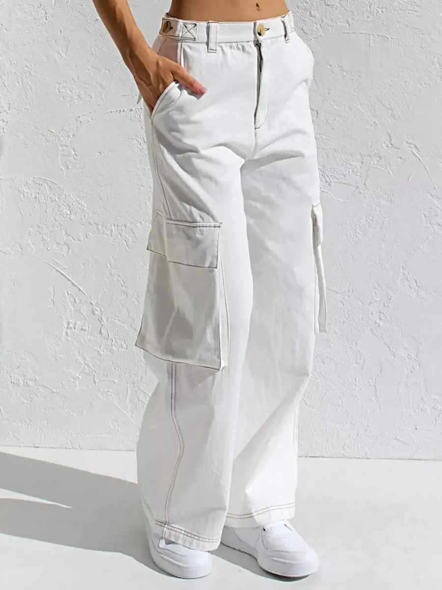 Calça jeans cargo elegante de cintura alta com bolsos e modelagem ampla e sofisticada. - Image 6