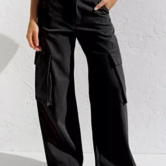 Calça jeans cargo elegante de cintura alta com bolsos e modelagem ampla e sofisticada.